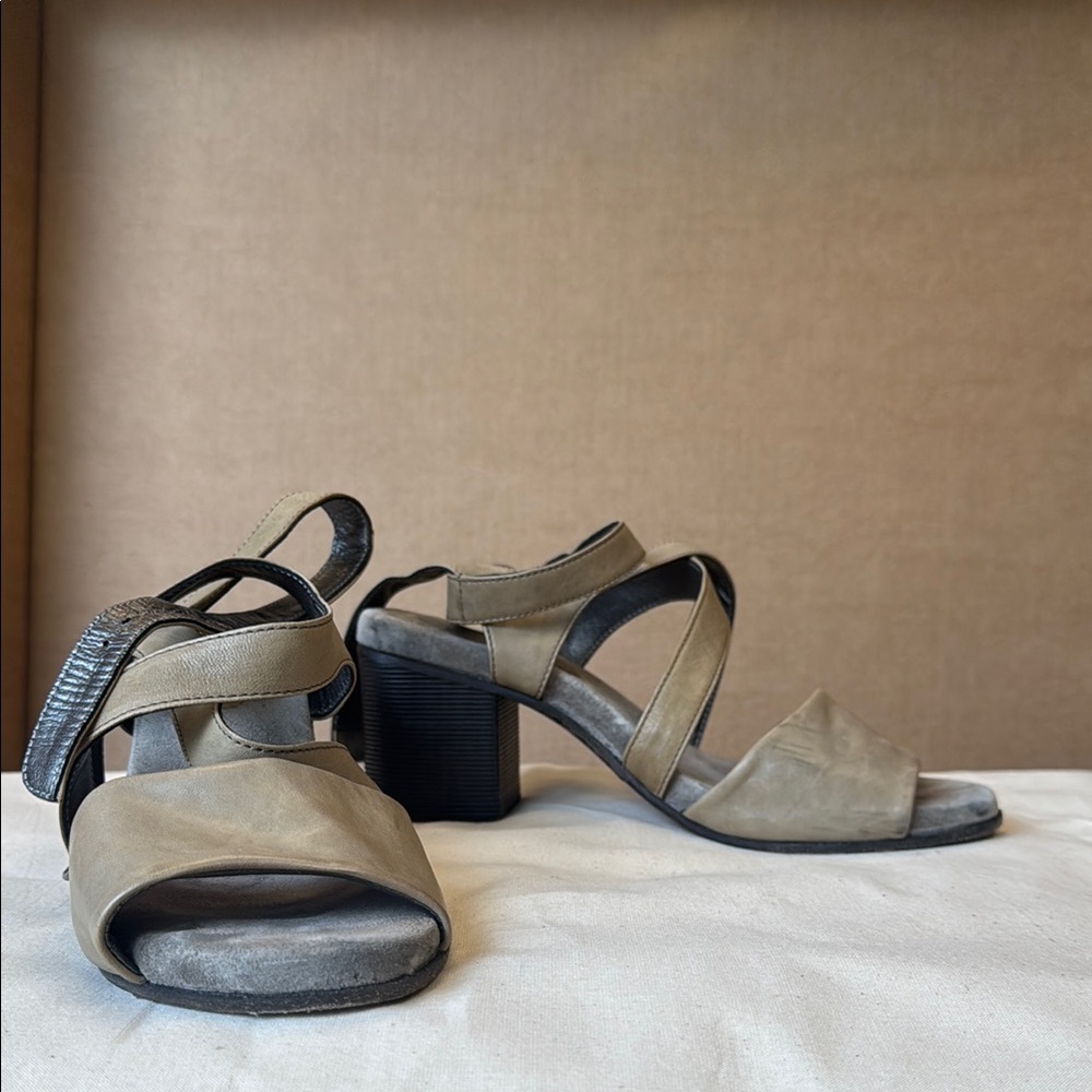 Fiorintini+Baker elegant strappy block heel sandals. Size 40 (US 9.5 - 10)